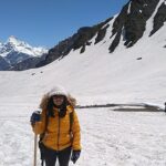 Mridanjli Rawal Instagram - This time, I packed my bag and stayed in mountains for 5 days. Walking for hours and hours was not easy, especially on the snow. But what made this journey beautiful? Friends. New and old. Hand in hand. Sharing water, food, snacks & most important comfort and love. Pushing each other to complete the trek. Cheering up for each other. Taking care when someone is sick. Chatting and chatting for hours. And yes playing UNO and Mafia in the train. Love you all!!❤️❤️ Unsaid Rule of trek- No shower for 5 days😂!! @annayagnik @kneo07 @sunaina @priya_chaplot @itsnitikatrivedi @nilovenagar @gaya3_nair @chavan_mansi @sagarika._.badass @trushalee_bait @ishan__shah__ Himachal Pradesh
