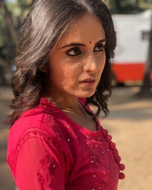 Mridanjli Rawal Instagram - From the sets of #VirginWomenDiaries2. Details Later😊
Director- @k_sadanand 
Stylist- @devnavickerman 
@frogslehren
