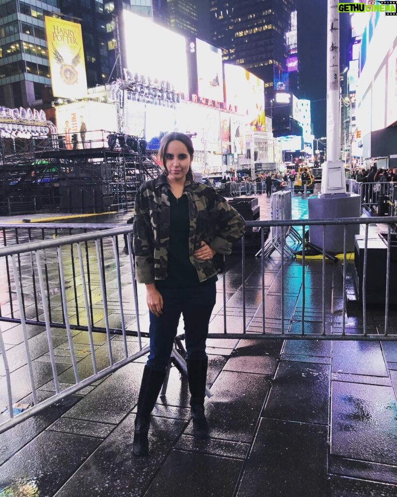 Mridanjli Rawal Instagram - New York is Lovely! But, आमचि मुंबई is the best! Time to come home 🏡#homesick : : : : : #insta #instagood #instagram #instapic #instafit #instafashion #instalove #instastyle #instagramers #instadaily #pic #picoftheday #photography #photooftheday #instahappy #instago #instatag #girl #love #happy #travel #smile #fun #saturday #traveller #posing #home #black Times Square, New York City