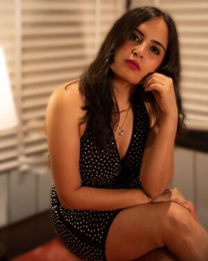 Mridanjli Rawal Instagram - Embrace the Glam🤫 #glamgoals 
:
: 
📸: @picx.medias 

#instagood #instagram #intalike #fashion #mondaymotivation #mondaymood #glam #allglam #glamgirl #goa #cansaulim #love #black #howtodress #partylook #blacklook