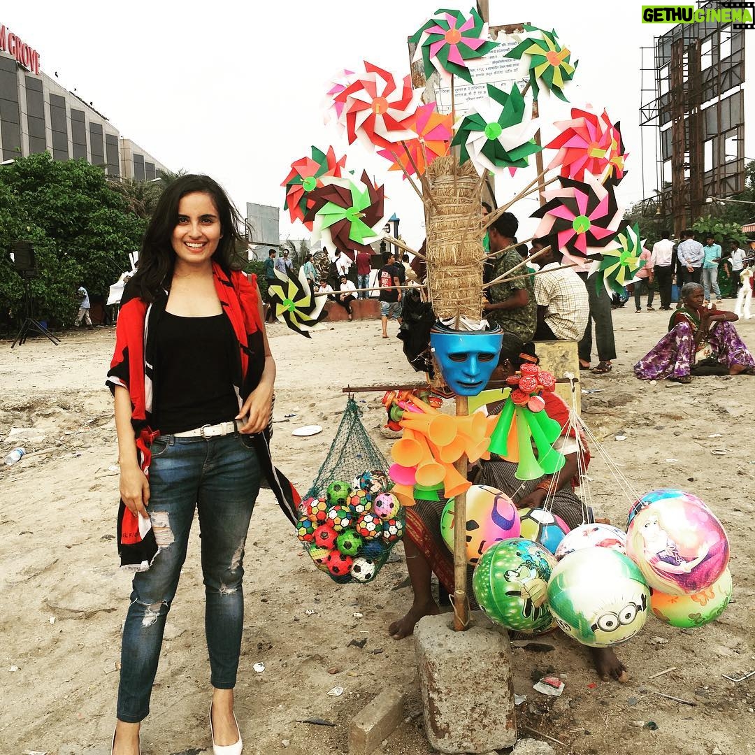 Mridanjli Rawal Instagram - Colors Colors Everywhere! Juhu Chaupati, Mumbai