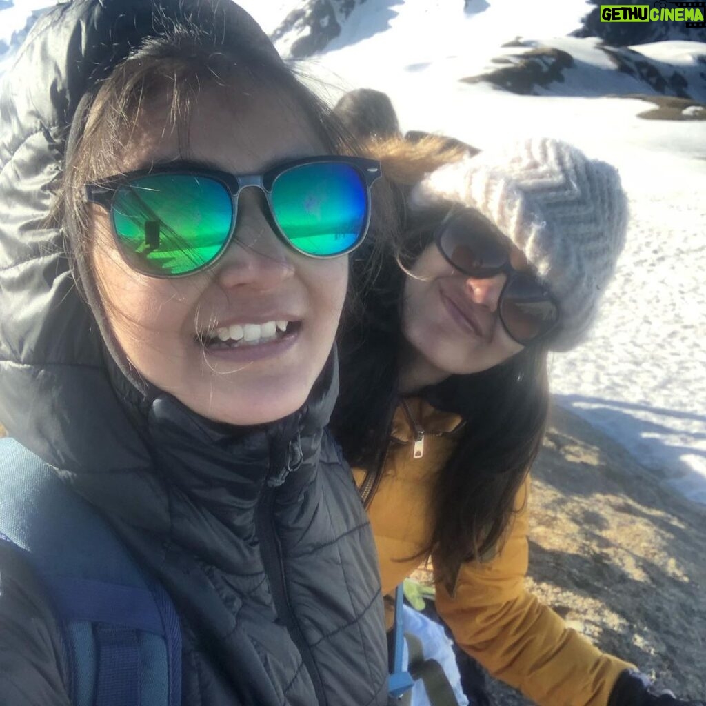 Mridanjli Rawal Instagram - This time, I packed my bag and stayed in mountains for 5 days. Walking for hours and hours was not easy, especially on the snow. But what made this journey beautiful? Friends. New and old. Hand in hand. Sharing water, food, snacks & most important comfort and love. Pushing each other to complete the trek. Cheering up for each other. Taking care when someone is sick. Chatting and chatting for hours. And yes playing UNO and Mafia in the train. Love you all!!❤️❤️ Unsaid Rule of trek- No shower for 5 days😂!! @annayagnik @kneo07 @sunaina @priya_chaplot @itsnitikatrivedi @nilovenagar @gaya3_nair @chavan_mansi @sagarika._.badass @trushalee_bait @ishan__shah__ Himachal Pradesh
