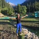 Mridanjli Rawal Instagram - This time, I packed my bag and stayed in mountains for 5 days. Walking for hours and hours was not easy, especially on the snow. But what made this journey beautiful? Friends. New and old. Hand in hand. Sharing water, food, snacks & most important comfort and love. Pushing each other to complete the trek. Cheering up for each other. Taking care when someone is sick. Chatting and chatting for hours. And yes playing UNO and Mafia in the train. Love you all!!❤️❤️ Unsaid Rule of trek- No shower for 5 days😂!! @annayagnik @kneo07 @sunaina @priya_chaplot @itsnitikatrivedi @nilovenagar @gaya3_nair @chavan_mansi @sagarika._.badass @trushalee_bait @ishan__shah__ Himachal Pradesh