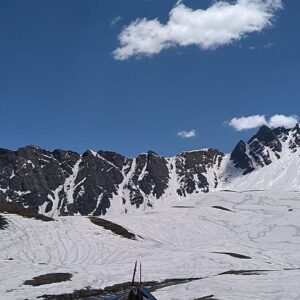 Mridanjli Rawal Instagram - This time, I packed my bag and stayed in mountains for 5 days. Walking for hours and hours was not easy, especially on the snow. But what made this journey beautiful? Friends. New and old. Hand in hand. Sharing water, food, snacks & most important comfort and love. Pushing each other to complete the trek. Cheering up for each other. Taking care when someone is sick. Chatting and chatting for hours. And yes playing UNO and Mafia in the train. Love you 
all!!❤️❤️ Unsaid Rule of trek- No shower for 5 days😂!! @annayagnik @kneo07 @sunaina @priya_chaplot @itsnitikatrivedi @nilovenagar @gaya3_nair @chavan_mansi @sagarika._.badass @trushalee_bait @ishan__shah__