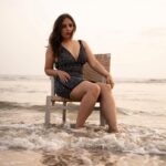 Mridanjli Rawal Instagram - Sea- dressed🖤🖤 : : Credits- @picx.medias #instagram #monday #beach #vibe #motivationalmonday #goa #goabeach #cansaulim #air #waterbaby #sea #natureseekers #beachphotography #beachlife #home #love #blackdress #black #saycheese #pose #mondayinspiration #imperfections