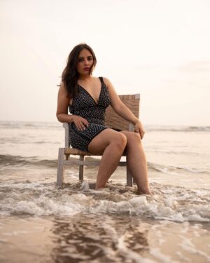 Mridanjli Rawal Instagram - Sea- dressed🖤🖤
:
:
Credits- @picx.medias 
#instagram #monday #beach #vibe #motivationalmonday #goa #goabeach #cansaulim #air #waterbaby #sea #natureseekers #beachphotography #beachlife #home #love #blackdress #black #saycheese #pose #mondayinspiration #imperfections