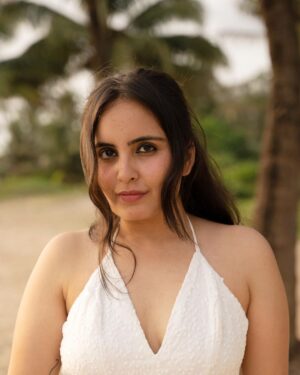 Mridanjli Rawal Instagram - Beach Pics? Go white, Shine Bright✨🤍 Here’s how:

-White Color Reflects sunlight, keeping you cooler in hot conditions.
-Creates a bright and fresh aesthetic against the natural beach backdrop.
-Enhances natural lighting, reducing harsh shadows on your face.
-Provides a photogenic contrast, making you stand out amidst vibrant beach colors.
-Offers an elegant and timeless look that exudes sophistication.
-Versatile and easy to accessorize, allowing for various styles.
-Complements the beach environment
-Perfect for capturing relaxed and carefree lifestyle shots.

:
:
Credits: @picx.medias 
#instagood #instagram #love #home #heavan #white #live #music #soothing #photoshoot #photography #howtodress #whitedress #blog #wednesdayvibes #wednesday #beach #smile #goa #cansaulim #home