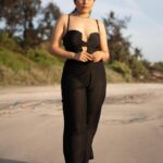 Mridanjli Rawal Instagram - All Black for Beach 🖤#throwback 🖤 : 📸 @picx.medias #instastyle #fashionmodel #mondaystyle #blackdress #howtowear #howtowearblack #beachvibes #beachclothes #goa #goavibes #goals #fashionstyle #photooftheday #mridanjli #mridanjlirawal #blackforbeach #allaboutfashion #fashioninfluencer #fashionista