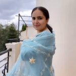 Mridanjli Rawal Instagram - ✨ Celebrating Gurupurab in style! 🌟 Stepped into the Gurudwara today wearing this stunning Punjabi suit adorned with exquisite zari and gotta work - a cherished gift from my aunt. 🎁 Tied my hair back for a long, peaceful Darshan, staying comfy yet chic. And the highlight? This gorgeous Chunni, showcasing the intricate gotta work I absolutely adore. 🧵 👗 Do you love gotta work as much as I do? Share your thoughts below! 🌼👇 #GurupurabFashion #PunjabiSuitGlam #GottaLoveIt #FashionDiaries #instastyle #punjabisuits #punjabiglamtouch #gurudwara #gurupurab #punjabifashion #fashiontrends #howtostylesuit #punjabisuit #monday #mondayfunday #reelitfeelit #reelkarofeelkaro
