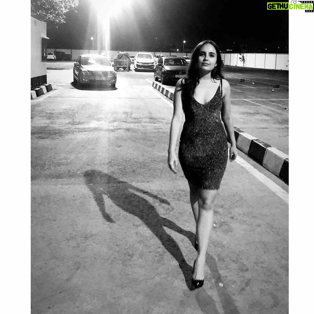 Mridanjli Rawal Instagram - Some Drama Please! : : : #igers #igersdaily #pic #picoftheday #shadow #thursday #drama #love #beautiful #frame #color #instagram #instagood #instadaily #instafashion #instamood😍 #instacool #instafit #mumbai #india #fashion #photography Juhu, Mumbai