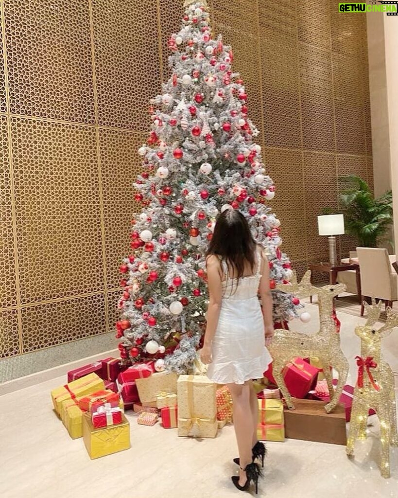 Mridanjli Rawal Instagram - Christmas trees are so fascinating 🎄🎄 : : : #instagood #instagram #instadaily #instalove #instahappy #christmas #sunday #love #instamood #white #instagrammers #instastyle #highheels #girl #christmasmood #weekend #happy #smile #laugh #warmth #gifts #picoftheday #pic #mood #santa #food #bloggerstyle #morning Trident, Bandra Kurla, Mumbai