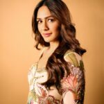 Mrunal Thakur Instagram - Filmy nahi फूल-my mood 📽️🌸