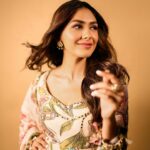 Mrunal Thakur Instagram - Filmy nahi फूल-my mood 📽️🌸