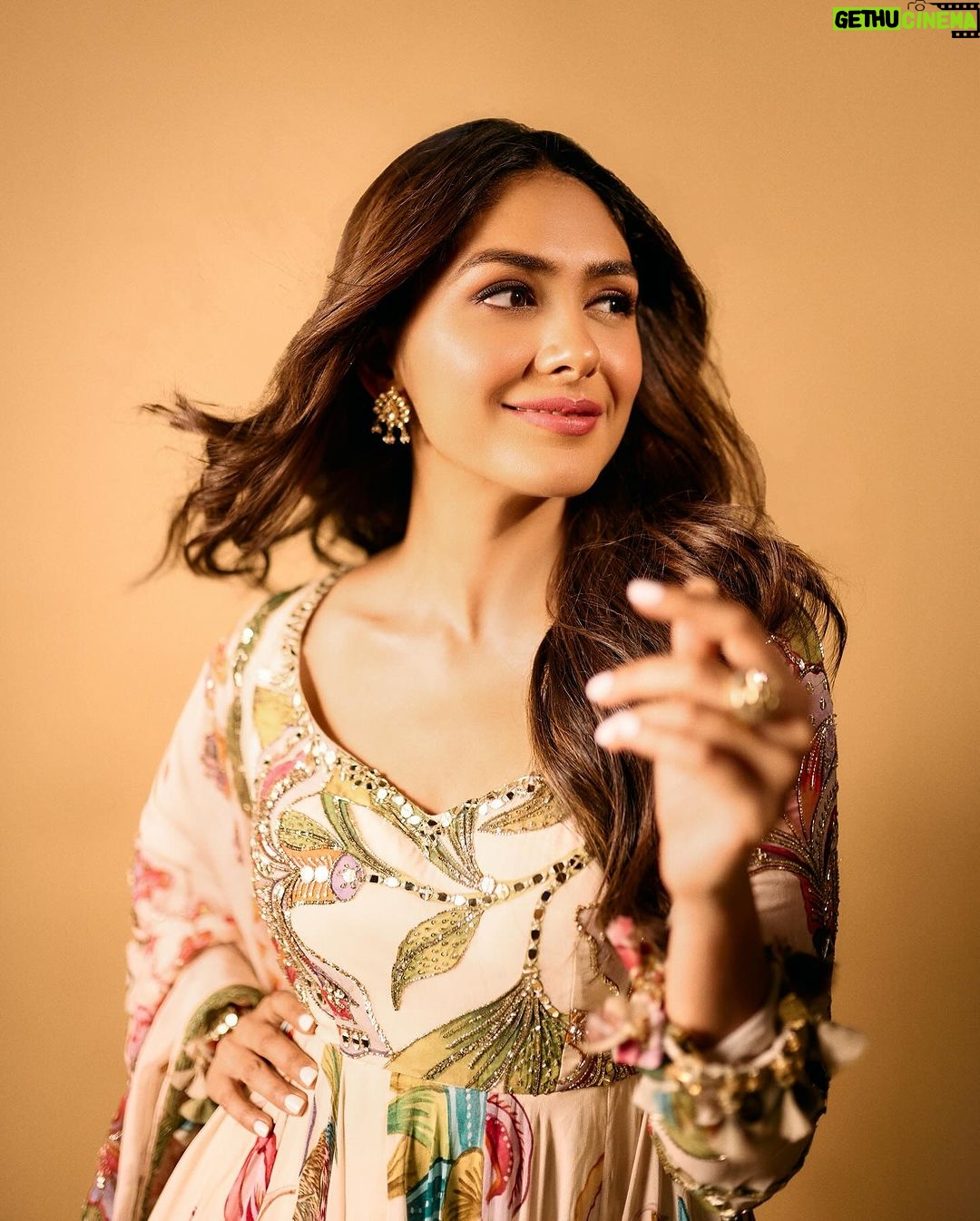 Mrunal Thakur Instagram - Filmy nahi फूल-my mood 📽️🌸