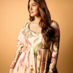 Mrunal Thakur Instagram - Filmy nahi फूल-my mood 📽️🌸