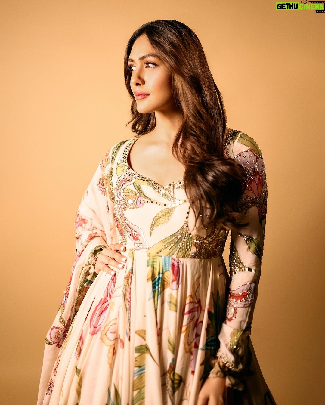 Mrunal Thakur Instagram - Filmy nahi फूल-my mood 📽️🌸