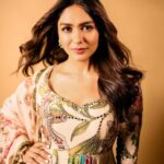 Mrunal Thakur Instagram - Filmy nahi फूल-my mood 📽️🌸