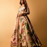 Mrunal Thakur Instagram - Filmy nahi फूल-my mood 📽️🌸