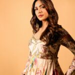 Mrunal Thakur Instagram - Filmy nahi फूल-my mood 📽️🌸