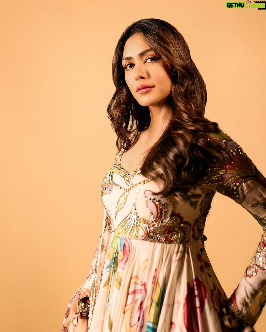 Mrunal Thakur Instagram - Filmy nahi फूल-my mood 📽️🌸