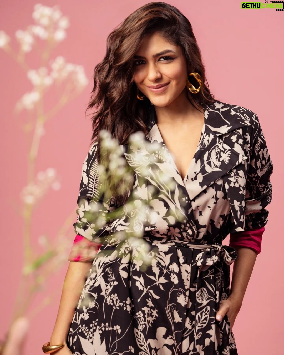 Mrunal Thakur Instagram - Ordinary got a little mainstream 🌸
