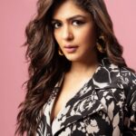 Mrunal Thakur Instagram - Ordinary got a little mainstream 🌸