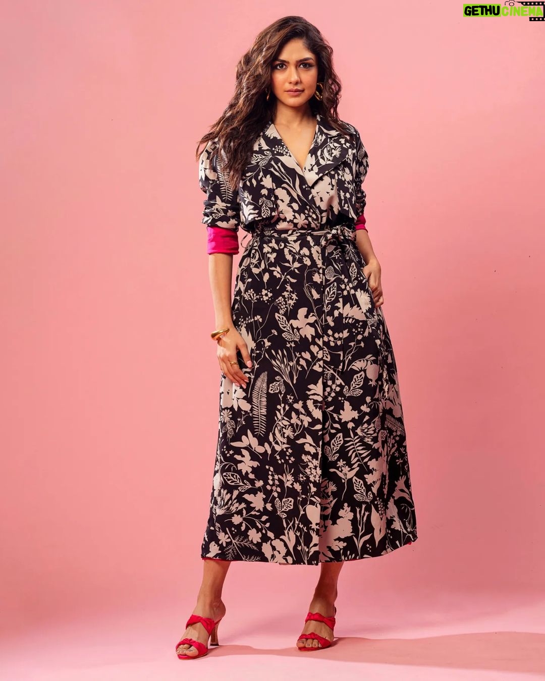 Mrunal Thakur Instagram - Ordinary got a little mainstream 🌸