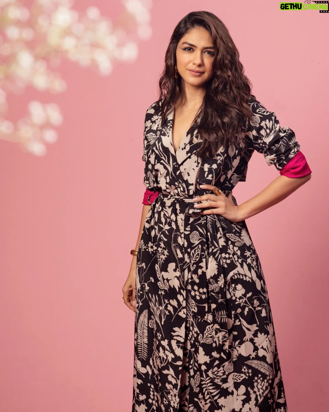 Mrunal Thakur Instagram - Ordinary got a little mainstream 🌸