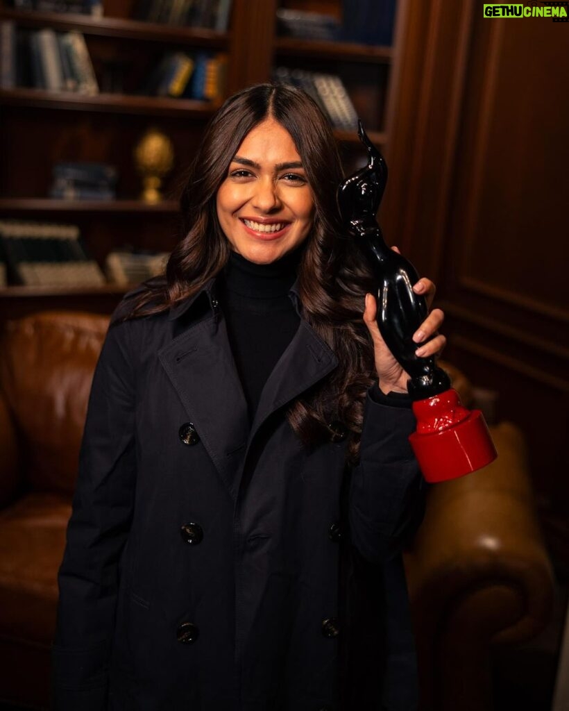 Mrunal Thakur Instagram - Ending the year with the black lady in my hand. Thank you @Filmfare for making this year so so special for me. My first Filmfare is extra special because its for my first debut short film ‘Jahaan’. Something which will always have a very precious place in my heart. Such a beautiful and happy note to end the year with, thank you @celijohn for trusting me, @avinashtiwary15 I had the greatest time working with you. Thank you #SanjaySharma and everyone who made it possible thank you so much
