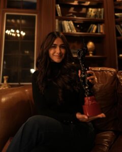 Mrunal Thakur Instagram - Ending the year with the black lady in my hand. Thank you @Filmfare for making this year so so special for me. My first Filmfare is extra special because its for my first debut short film ‘Jahaan’. Something which will always have a very precious place in my heart. Such a beautiful and happy note to end the year with, thank you @celijohn for trusting me, @avinashtiwary15 I had the greatest time working with you. Thank you #SanjaySharma and everyone who made it possible thank you so much
