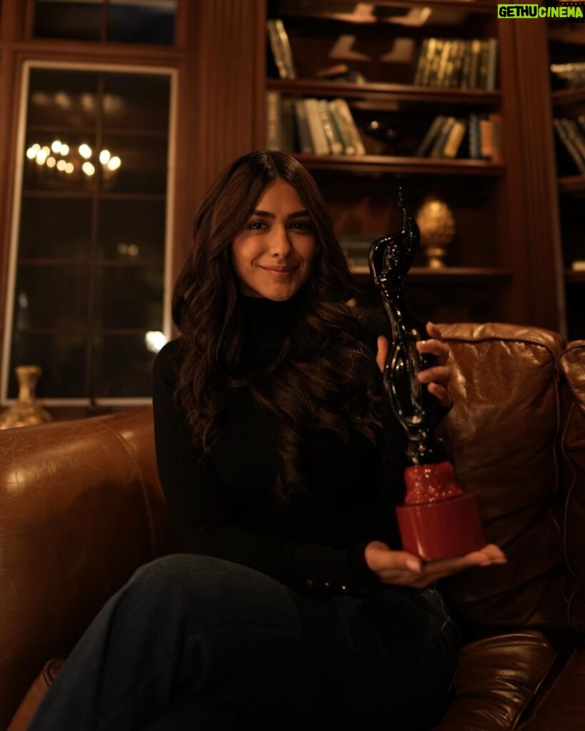 Mrunal Thakur Instagram - Ending the year with the black lady in my hand. Thank you @Filmfare for making this year so so special for me. My first Filmfare is extra special because its for my first debut short film ‘Jahaan’. Something which will always have a very precious place in my heart. Such a beautiful and happy note to end the year with, thank you @celijohn for trusting me, @avinashtiwary15 I had the greatest time working with you. Thank you #SanjaySharma and everyone who made it possible thank you so much
