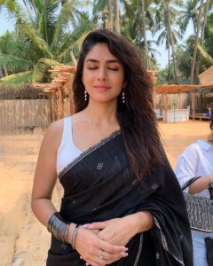 Mrunal Thakur Instagram - There’s so much more to Yashna than her wet & messy hair, heavy mascara and little bindi...I’ve been seeing all the love you’ve shown Yashna’s black saree look, so I’ll tell you a little about the people who helped create it. It really does take an army and I want to take a moment to appreciate my little army who truly helped me bring Yashna to life. @mrsheetalsharma the one behind it all, who created this lovely and iconic look for us. @missblender and @im_shilps, Yashna ke khoobsurati ka raaz who ensured I looked my best through and through. @deepalid10 and @vidushiparashar18, made sure every day was a good hair day (even when it’s not) and finally @simranjt596 and @vijayalakshmi9669 didi who ensured my sari always looked it’s best even with all the shenanigans I did on set 🤪 There are so many little things that made this look truly perfect, and my lovely team deserves all the credit for it.