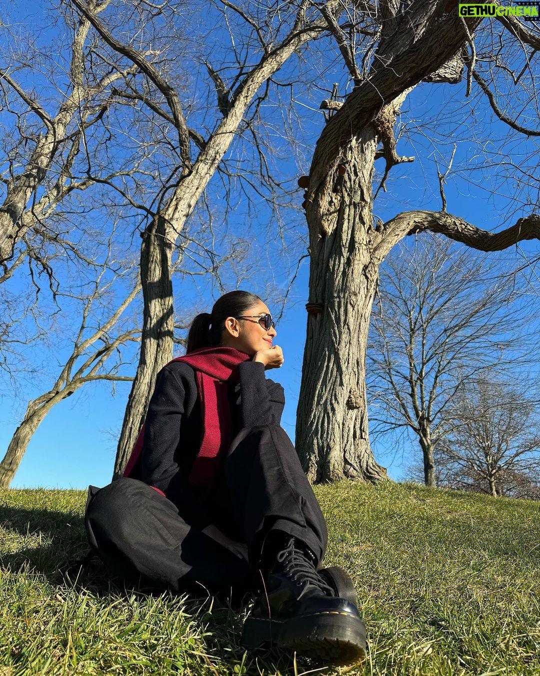 Mrunal Thakur Instagram - Sweater weather 💋⛅️🧣