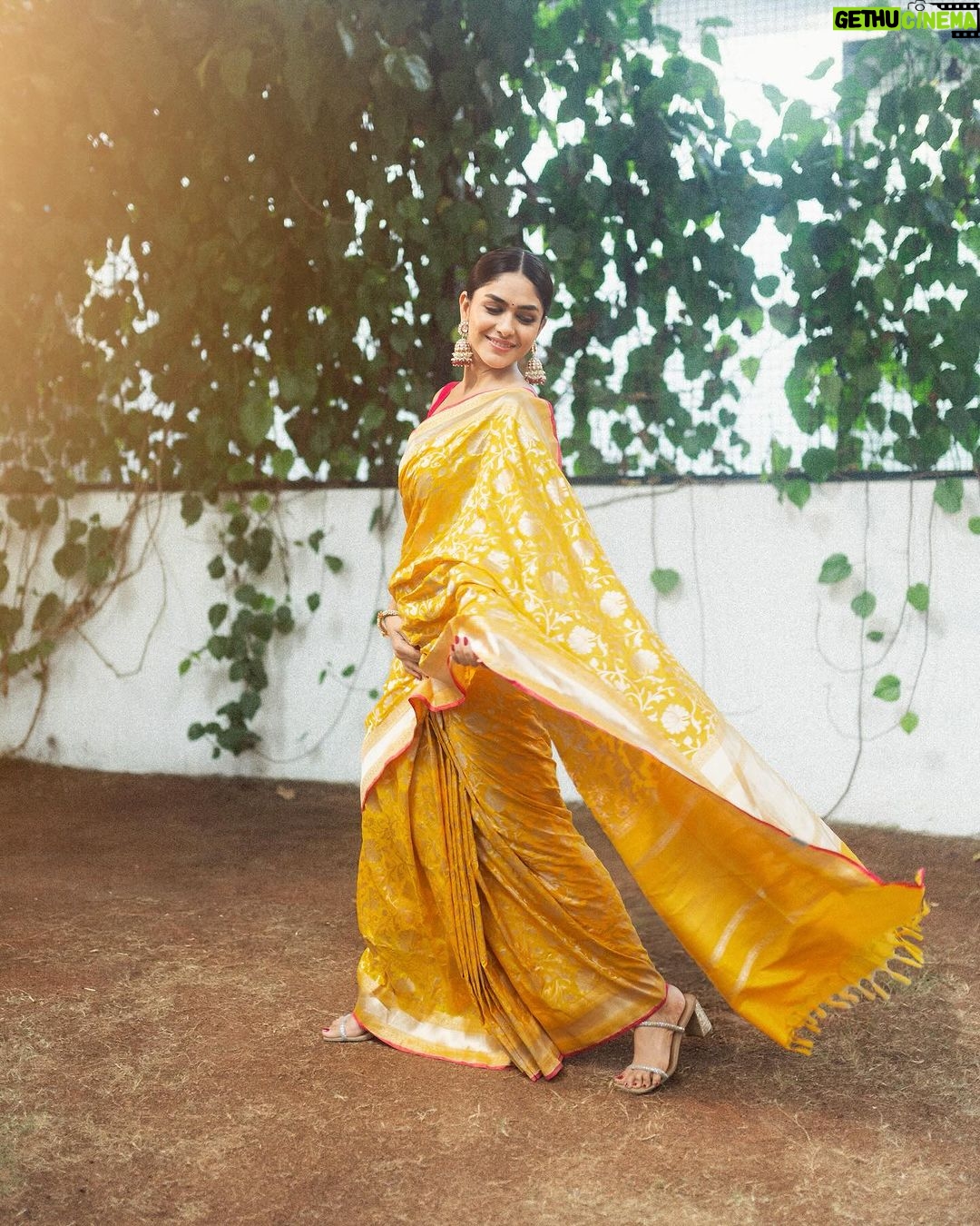 Mrunal Thakur Instagram - Ladoo peela szn✨ #Hinannapromotions #yashnamodeon #3daystogo Saree : @taneira_sarees Jewellery : @the_jewel_gallery HMU : @missblender @tejisinghofficial Styling team : @sandhya__sabbavarapu @team_sandhya @styled_by_amer Draper Artist : @im_shilps Photographer : @__suru