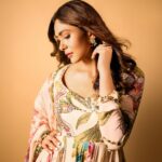 Mrunal Thakur Instagram - Filmy nahi फूल-my mood 📽️🌸