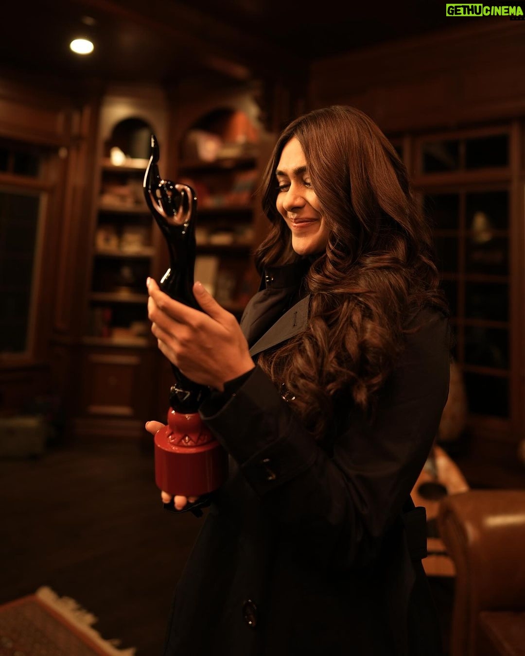 Mrunal Thakur Instagram - Ending the year with the black lady in my hand. Thank you @Filmfare for making this year so so special for me. My first Filmfare is extra special because its for my first debut short film ‘Jahaan’. Something which will always have a very precious place in my heart. Such a beautiful and happy note to end the year with, thank you @celijohn for trusting me, @avinashtiwary15 I had the greatest time working with you. Thank you #SanjaySharma and everyone who made it possible thank you so much