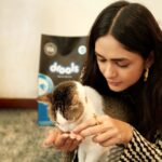 Mrunal Thakur Instagram - If I want @billoboythakur to lose the cat-titude...all I got to do is grab a bag of @Droolsindia's Dry Cat Food 😉🐾 Feed 100% Real and Clean Ingredients with Drools ❤️