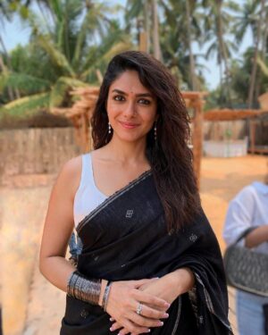 Mrunal Thakur Instagram - There’s so much more to Yashna than her wet & messy hair, heavy mascara and little bindi...I’ve been seeing all the love you’ve shown Yashna’s black saree look, so I’ll tell you a little about the people who helped create it. 

It really does take an army and I want to take a moment to appreciate my little army who truly helped me bring Yashna to life. 

@mrsheetalsharma the one behind it all, who created this lovely and iconic look for us. @missblender and @im_shilps, Yashna ke khoobsurati ka raaz who ensured I looked my best through and through. @deepalid10 and @vidushiparashar18, made sure every day was a good hair day (even when it’s not) and finally @simranjt596 and @vijayalakshmi9669 didi who ensured my sari always looked it’s best even with all the shenanigans I did on set 🤪

There are so many little things that made this look truly perfect, and my lovely team deserves all the credit for it.