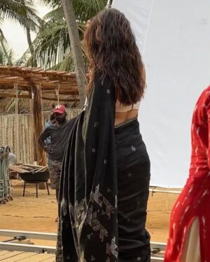 Mrunal Thakur Instagram - There’s so much more to Yashna than her wet & messy hair, heavy mascara and little bindi...I’ve been seeing all the love you’ve shown Yashna’s black saree look, so I’ll tell you a little about the people who helped create it. 

It really does take an army and I want to take a moment to appreciate my little army who truly helped me bring Yashna to life. 

@mrsheetalsharma the one behind it all, who created this lovely and iconic look for us. @missblender and @im_shilps, Yashna ke khoobsurati ka raaz who ensured I looked my best through and through. @deepalid10 and @vidushiparashar18, made sure every day was a good hair day (even when it’s not) and finally @simranjt596 and @vijayalakshmi9669 didi who ensured my sari always looked it’s best even with all the shenanigans I did on set 🤪

There are so many little things that made this look truly perfect, and my lovely team deserves all the credit for it.