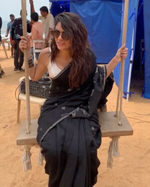Mrunal Thakur Instagram - There’s so much more to Yashna than her wet & messy hair, heavy mascara and little bindi...I’ve been seeing all the love you’ve shown Yashna’s black saree look, so I’ll tell you a little about the people who helped create it. 

It really does take an army and I want to take a moment to appreciate my little army who truly helped me bring Yashna to life. 

@mrsheetalsharma the one behind it all, who created this lovely and iconic look for us. @missblender and @im_shilps, Yashna ke khoobsurati ka raaz who ensured I looked my best through and through. @deepalid10 and @vidushiparashar18, made sure every day was a good hair day (even when it’s not) and finally @simranjt596 and @vijayalakshmi9669 didi who ensured my sari always looked it’s best even with all the shenanigans I did on set 🤪

There are so many little things that made this look truly perfect, and my lovely team deserves all the credit for it.