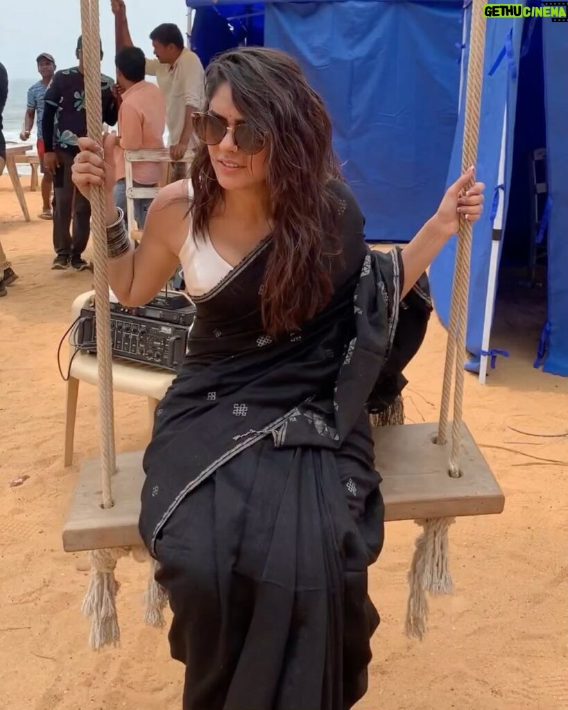 Mrunal Thakur Instagram - There’s so much more to Yashna than her wet & messy hair, heavy mascara and little bindi...I’ve been seeing all the love you’ve shown Yashna’s black saree look, so I’ll tell you a little about the people who helped create it. It really does take an army and I want to take a moment to appreciate my little army who truly helped me bring Yashna to life. @mrsheetalsharma the one behind it all, who created this lovely and iconic look for us. @missblender and @im_shilps, Yashna ke khoobsurati ka raaz who ensured I looked my best through and through. @deepalid10 and @vidushiparashar18, made sure every day was a good hair day (even when it’s not) and finally @simranjt596 and @vijayalakshmi9669 didi who ensured my sari always looked it’s best even with all the shenanigans I did on set 🤪 There are so many little things that made this look truly perfect, and my lovely team deserves all the credit for it.
