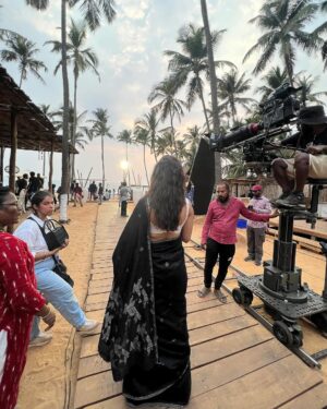 Mrunal Thakur Instagram - There’s so much more to Yashna than her wet & messy hair, heavy mascara and little bindi...I’ve been seeing all the love you’ve shown Yashna’s black saree look, so I’ll tell you a little about the people who helped create it. 

It really does take an army and I want to take a moment to appreciate my little army who truly helped me bring Yashna to life. 

@mrsheetalsharma the one behind it all, who created this lovely and iconic look for us. @missblender and @im_shilps, Yashna ke khoobsurati ka raaz who ensured I looked my best through and through. @deepalid10 and @vidushiparashar18, made sure every day was a good hair day (even when it’s not) and finally @simranjt596 and @vijayalakshmi9669 didi who ensured my sari always looked it’s best even with all the shenanigans I did on set 🤪

There are so many little things that made this look truly perfect, and my lovely team deserves all the credit for it.