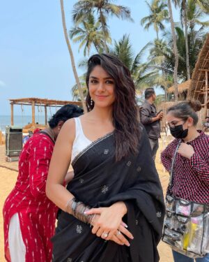 Mrunal Thakur Instagram - There’s so much more to Yashna than her wet & messy hair, heavy mascara and little bindi...I’ve been seeing all the love you’ve shown Yashna’s black saree look, so I’ll tell you a little about the people who helped create it. 

It really does take an army and I want to take a moment to appreciate my little army who truly helped me bring Yashna to life. 

@mrsheetalsharma the one behind it all, who created this lovely and iconic look for us. @missblender and @im_shilps, Yashna ke khoobsurati ka raaz who ensured I looked my best through and through. @deepalid10 and @vidushiparashar18, made sure every day was a good hair day (even when it’s not) and finally @simranjt596 and @vijayalakshmi9669 didi who ensured my sari always looked it’s best even with all the shenanigans I did on set 🤪

There are so many little things that made this look truly perfect, and my lovely team deserves all the credit for it.