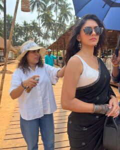 Mrunal Thakur Instagram - There’s so much more to Yashna than her wet & messy hair, heavy mascara and little bindi...I’ve been seeing all the love you’ve shown Yashna’s black saree look, so I’ll tell you a little about the people who helped create it. It really does take an army and I want to take a moment to appreciate my little army who truly helped me bring Yashna to life. @mrsheetalsharma the one behind it all, who created this lovely and iconic look for us. @missblender and @im_shilps, Yashna ke khoobsurati ka raaz who ensured I looked my best through and through. @deepalid10 and @vidushiparashar18, made sure every day was a good hair day (even when it’s not) and finally @simranjt596 and @vijayalakshmi9669 didi who ensured my sari always looked it’s best even with all the shenanigans I did on set 🤪 There are so many little things that made this look truly perfect, and my lovely team deserves all the credit for it.