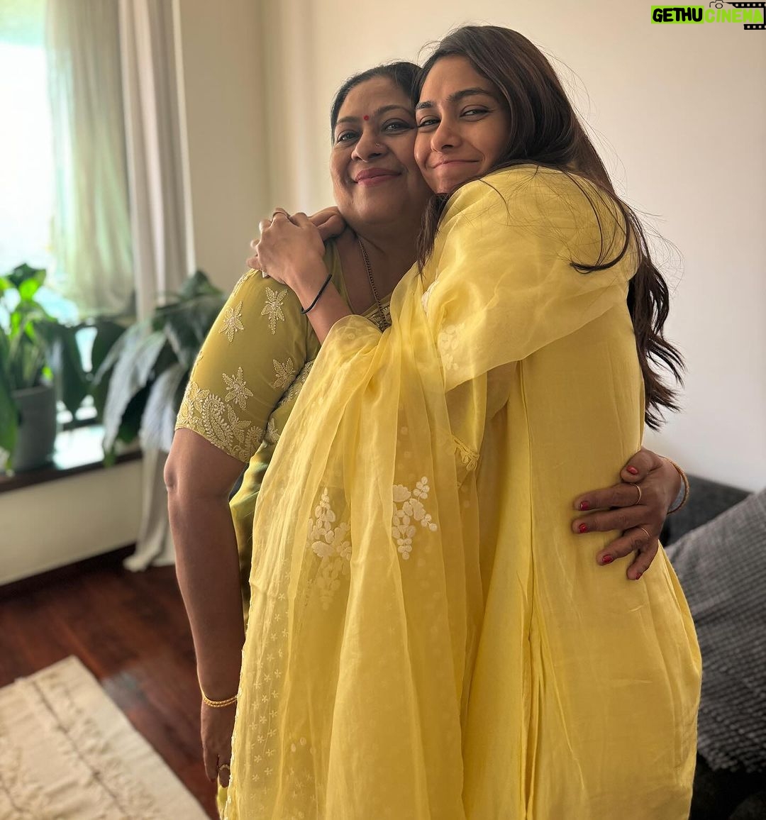 Mrunal Thakur Instagram - Hugs and kisses 💋😇❤️