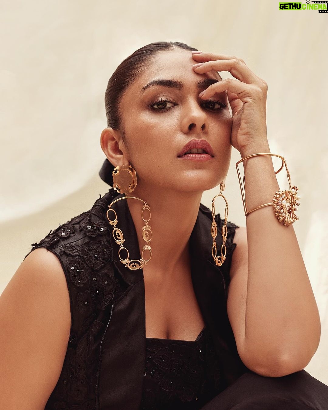 Mrunal Thakur Instagram - May your delulu become trululu 😇