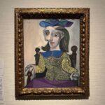 Mugi Ienaga Instagram - 上野 国立西洋美術館「ピカソとその時代」に行ってきました 今回の展示はピカソを中心に、パウル・クレー、アンリ・マティス、アルベルト・ジャコメッティの作品をみることができました。個人的にはジャコメッティのあの細長く特徴的な彫刻を見ることができたのが嬉しい〜。もちろん、ピカソのさまざまな時代の作品をみることができたのもとても嬉しかったです。芸術家ってついつい代表作の雰囲気でその人の性格まで想像しがちだけれど、生い立ちや年代ごとの作品を辿ることができると、より深く性格や生き方を捉えることができるので勉強になります。そして愛着も湧きます。🖼 １枚目の作品は、パブロ・ピカソ《黄色のセーター》1939年 油彩/カンヴァス。椅子にどっしり構える女性の手の部分が個人的にとても好き、ピカソっぽいです。 ２枚目の作品はパウル・クレー《ジンジャー・ブレッドの絵》1925年 油彩・ペン・インク、凹凸のある壁紙。これは見たときにわくわくした気持ちでいっぱいになりました。クレーの描いたお菓子の絵、しかもジンジャーブレッドなんて…🎄クレーといえば、積み木を重ねたような淡い色の四角形ばかり、というふうに想像していたので、こんなに身近な題材で分かりやすく楽しめることにびっくりです。 ぜひ行ってみてください ! 他にも良い作品がたくさんです。 #国立西洋美術館 #ピカソとその時代 #美術館 #美術館巡り #ジンジャーブレッド