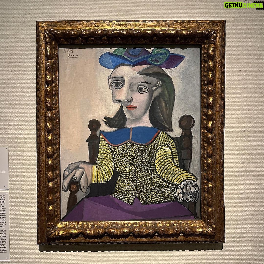 Mugi Ienaga - 3.6K Likes - 上野 国立西洋美術館「ピカソとその時代」に行ってきました
今回の展示はピカソを中心に、パウル・クレー、アンリ・マティス、アルベルト・ジャコメッティの作品をみることができました。個人的にはジャコメッティのあの細長く特徴的な彫刻を見ることができたのが嬉しい〜。もちろん、ピカソのさまざまな時代の作品をみることができたのもとても嬉しかったです。芸術家ってついつい代表作の雰囲気でその人の性格まで想像しがちだけれど、生い立ちや年代ごとの作品を辿ることができると、より深く性格や生き方を捉えることができるので勉強になります。そして愛着も湧きます。🖼
1枚目の作品は、パブロ・ピカソ《黄色のセーター》1939年 油彩/カンヴァス。椅子にどっしり構える女性の手の部分が個人的にとても好き、ピカソっぽいです。
2枚目の作品はパウル・クレー《ジンジャー・ブレッドの絵》1925年 油彩・ペン・インク、凹凸のある壁紙。これは見たときにわくわくした気持ちでいっぱいになりました。クレーの描いたお菓子の絵、しかもジンジャーブレッドなんて…🎄クレーといえば、積み木を重ねたような淡い色の四角形ばかり、というふうに想像していたので、こんなに身近な題材で分かりやすく楽しめることにびっくりです。
ぜひ行ってみてください ! 他にも良い作品がたくさんです。
#国立西洋美術館 #ピカソとその時代 #美術館 #美術館巡り #ジンジャーブレッド