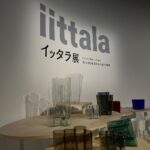 Mugi Ienaga Instagram - Bunkamura ザ・ミュージアム「イッタラ展 フィンランドガラスのきらめき」に行ってきました 写真のガラス作品はアルヴァ・アアルト《アルヴァ・アアルトコレクション》1936年 吹きガラス 花瓶です 花瓶の非対称でなめらかな曲線はフィンランドの湖からインスピレーションを受けたとも言われているそうです。作品をつくるための型は木でできていて、表面にはうっすら木の感じがあります。（最近は木じゃない素材を使っているので、表面がつるつる） 【フィンランドは1917年に独立して、自国の文化的アイデンティティを確立する必要に迫られたり、第二次世界大戦後は地政学的にデリケートな立場になったりと、西欧の近代国家としての自国の存在を発信する必要がありました。そのため、フィンランドでは政府が産業界と協力し、フィンランドデザインを外交分野での重要なツールとして、国際舞台で積極的に展開した】とのことです。それから、1960年代の時点でガラスの再利用についても考えていたりしたということを知って、そのはやさにびっくり あとは、ひとつのブランドの中でも多数のデザイナーを起用し、そのデザイナーの表現の場を作ったというのもよかった〜 フィンランドの豊かな自然と時代の変化に伴った新しい生活文化を取り込み製品をつくり、そして製品によってフィンランドをよりすてきな国にしているイッタラはすごい🇫🇮 #イッタラ展 #iittala #そのあとイッタラカフェでお茶したよ #カフェのデザインは隈研吾