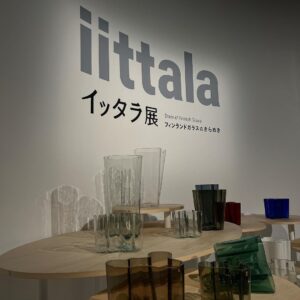 Mugi Ienaga Instagram - Bunkamura ザ・ミュージアム「イッタラ展 フィンランドガラスのきらめき」に行ってきました 

写真のガラス作品はアルヴァ・アアルト《アルヴァ・アアルトコレクション》1936年 吹きガラス 花瓶です

花瓶の非対称でなめらかな曲線はフィンランドの湖からインスピレーションを受けたとも言われているそうです。作品をつくるための型は木でできていて、表面にはうっすら木の感じがあります。（最近は木じゃない素材を使っているので、表面がつるつる）

【フィンランドは1917年に独立して、自国の文化的アイデンティティを確立する必要に迫られたり、第二次世界大戦後は地政学的にデリケートな立場になったりと、西欧の近代国家としての自国の存在を発信する必要がありました。そのため、フィンランドでは政府が産業界と協力し、フィンランドデザインを外交分野での重要なツールとして、国際舞台で積極的に展開した】とのことです。それから、1960年代の時点でガラスの再利用についても考えていたりしたということを知って、そのはやさにびっくり

あとは、ひとつのブランドの中でも多数のデザイナーを起用し、そのデザイナーの表現の場を作ったというのもよかった〜 フィンランドの豊かな自然と時代の変化に伴った新しい生活文化を取り込み製品をつくり、そして製品によってフィンランドをよりすてきな国にしているイッタラはすごい🇫🇮

#イッタラ展 #iittala 
#そのあとイッタラカフェでお茶したよ
#カフェのデザインは隈研吾